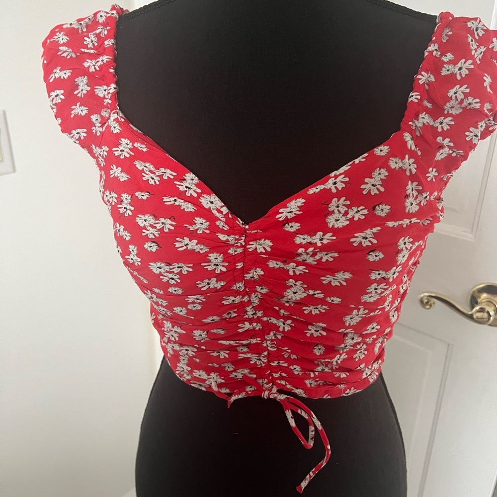 Red Floral Ruched Top - Picture 2 of 7